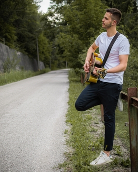 路边吉他弹唱帅哥图片摄影